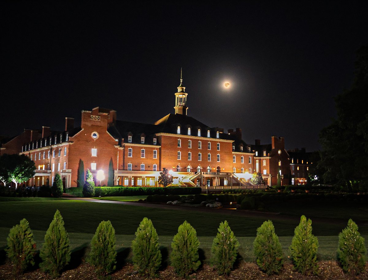 okstate's tweet image. Y'all see the moon last night? π
#OrangePower | #GoPokes