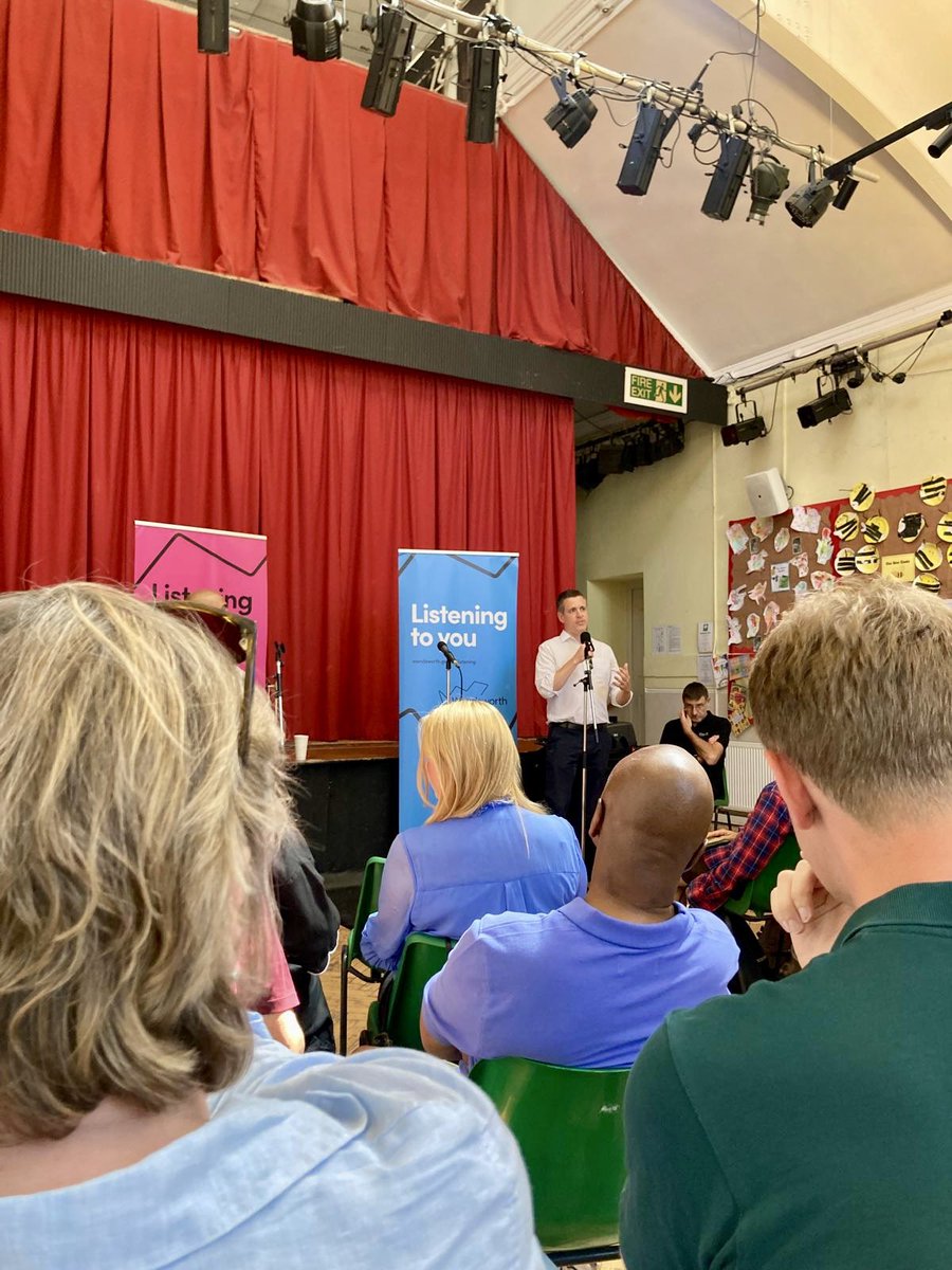 CllrSimonHogg's tweet image. Good to listen to local people in Balham this morning.
Thanks to all who came out and to St Mary Magdalene Church for hosting.
Hot topics included cleaner streets, Lime Bikes & cost of living.
Lovely to be joined by Balham councillor Jo Rigby, who puts fear into flytippers!