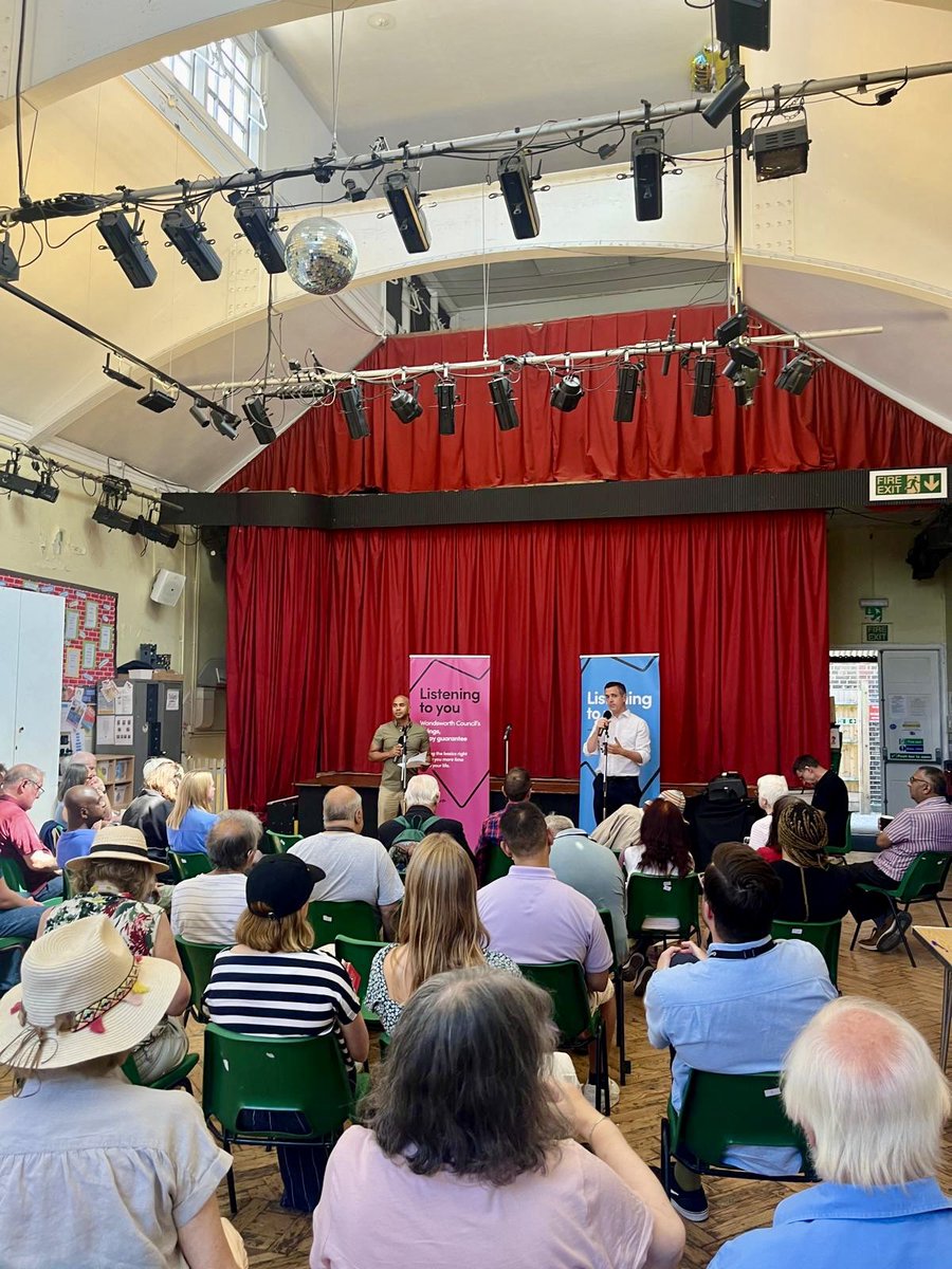 CllrSimonHogg's tweet image. Good to listen to local people in Balham this morning.
Thanks to all who came out and to St Mary Magdalene Church for hosting.
Hot topics included cleaner streets, Lime Bikes & cost of living.
Lovely to be joined by Balham councillor Jo Rigby, who puts fear into flytippers!