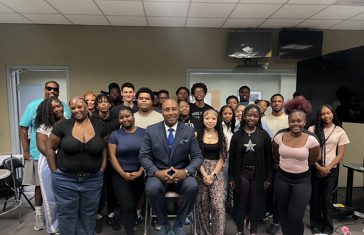 shomaristone's tweet image. I had the honor of speaking with high school and college students involved in the Deanwood Radio Broadcast Program, based at the Deanwood Recreation Center in Northeast D.C.
The students were engaged, asked thoughtful questions, and showed a real passion!
@DCPR @bootsyvegas