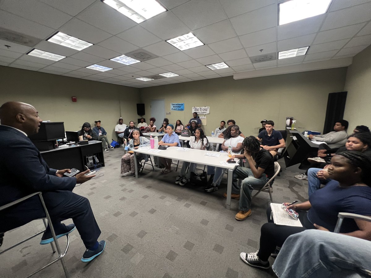 shomaristone's tweet image. I had the honor of speaking with high school and college students involved in the Deanwood Radio Broadcast Program, based at the Deanwood Recreation Center in Northeast D.C.
The students were engaged, asked thoughtful questions, and showed a real passion!
@DCPR @bootsyvegas