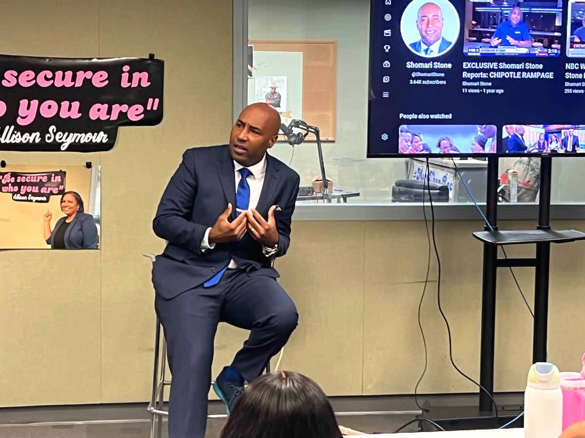 shomaristone's tweet image. I had the honor of speaking with high school and college students involved in the Deanwood Radio Broadcast Program, based at the Deanwood Recreation Center in Northeast D.C.
The students were engaged, asked thoughtful questions, and showed a real passion!
@DCPR @bootsyvegas