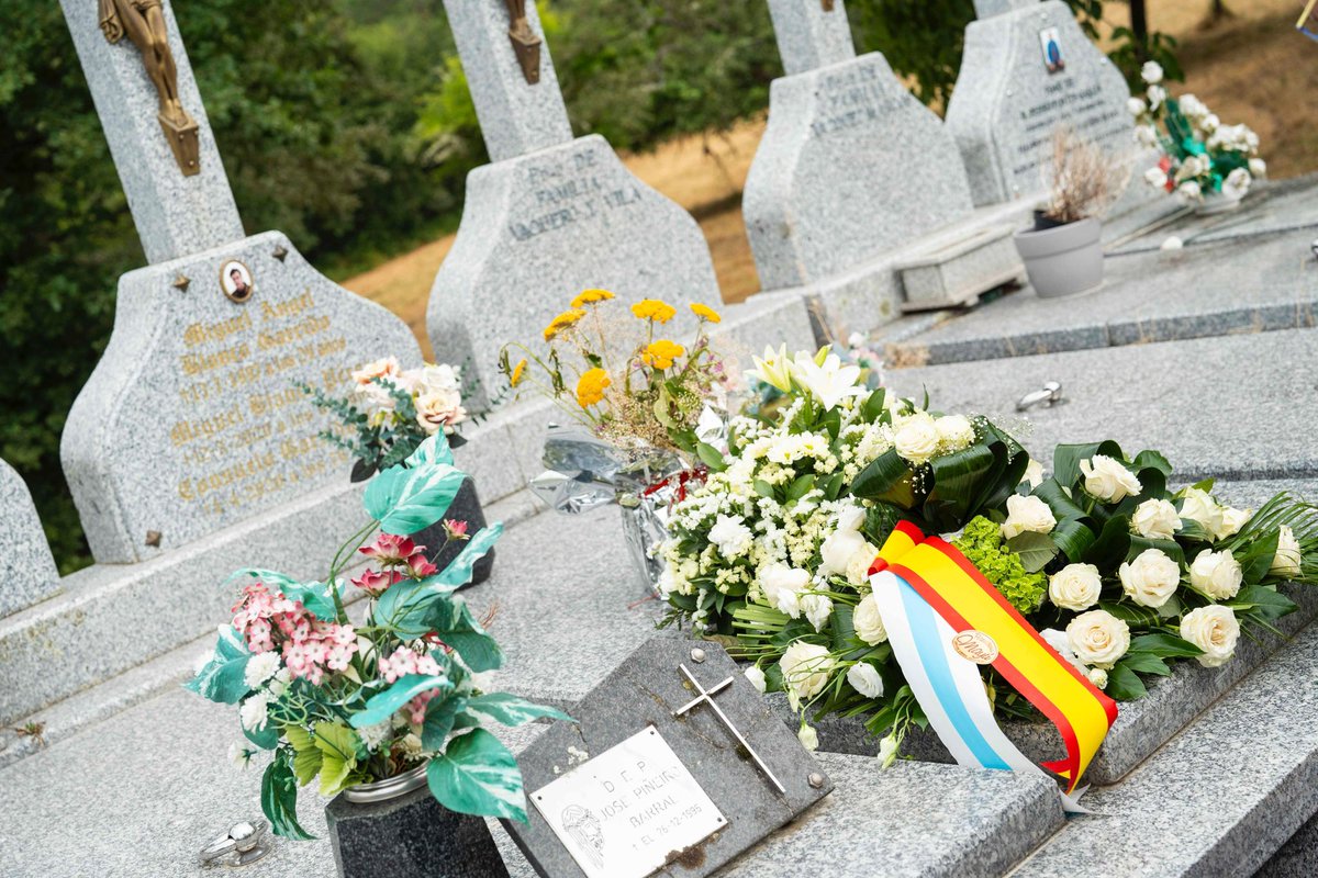 No debemos olvidar jamás a Miguel Ángel Blanco, un vasco con profundas raíces gallegas que sólo quería ser libre.

No entendemos los acuerdos políticos con partidos que no condenan los asesinatos de ETA y pretenden legitimar su existencia.

💐 Cementerio de Faramontaos, A Merca