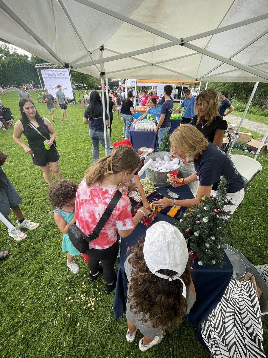 DCDSchool's tweet photo. We had a blast sponsoring and meeting people at the @BhamShopping movie night. What a great community-building event! #DCDSCommunity https://t.co/oImawavTXA