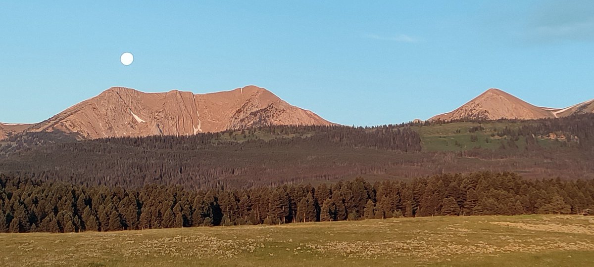44Bridger's tweet image. Moon setting over Sacajawea Mountain.