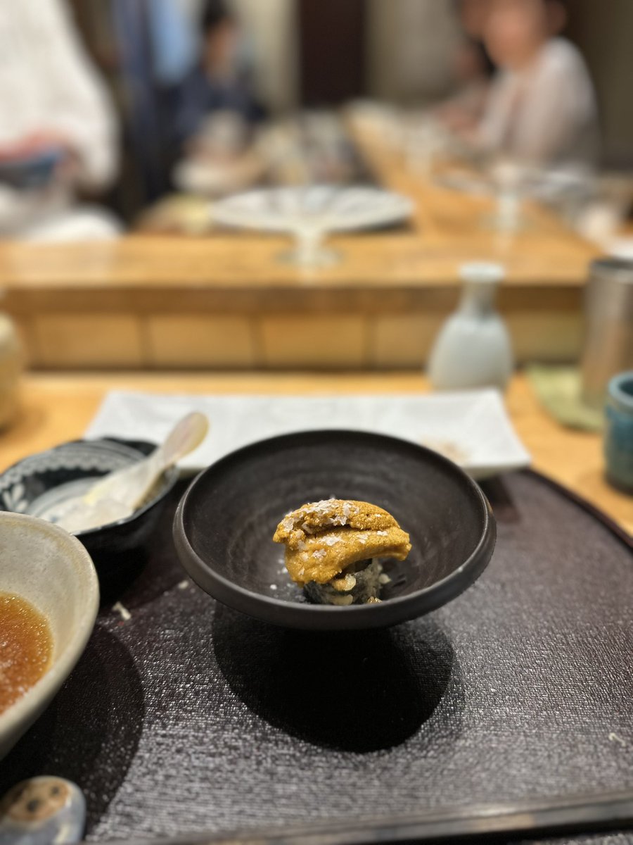 稚鮎は頭からではなく尾から食べると、身の本来の味を味わってから内臓の苦味を楽しめるのであえて頭の向きを逆に(店主談)。

今まで一番の天麩羅でした🙏
天ぷら もっこす