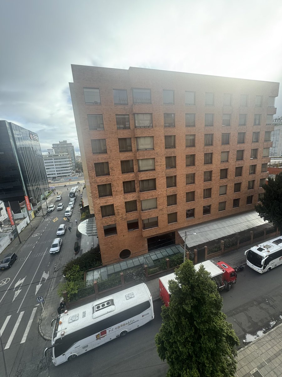 Hoteles @hotel_cosmos100 y Hilton Double Tree de la calle 100 con 19A se han tomado las vías públicas de parqueadero para sus servicios de buses y carros placa blanca. Llevamos una semana con taponamientos y ruido <a href="/SectorMovilidad/">Movilidad Bogotá</a> <a href="/Bogota/">Alcaldía de Bogotá</a> <a href="/TransitoBta/">Policía de Tránsito Bogotá</a>