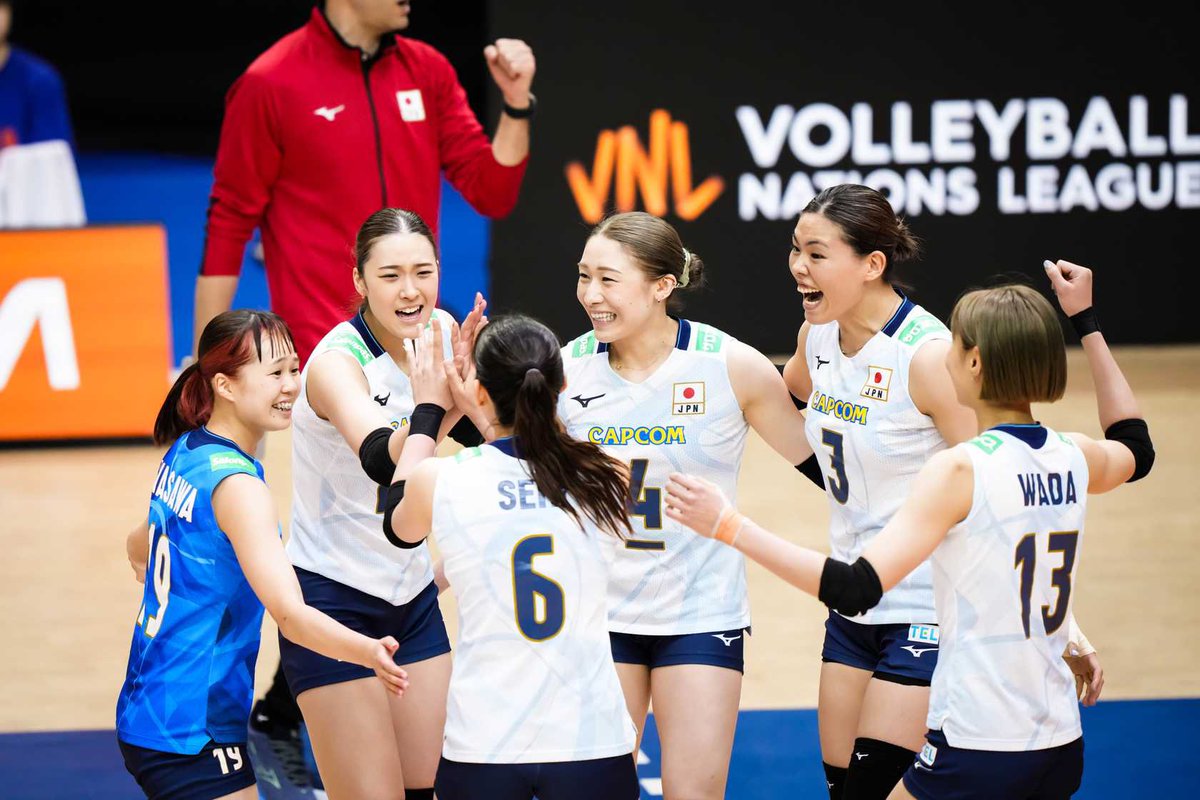 vnlchiba2025's tweet image. 女子日本ラウンド DAY4 ・第3戦
日本🇯🇵vs ポーランド🇵🇱
日本が3-1で強豪・世界ランク3位のポーランドを撃破🔥両者一歩も引かぬ大接戦💥ブロックで試合を締めた瞬間は会場も最高潮でした✨💪🏻
#VNL #VNL2025 #買取大吉バレーボールネーションズリーグ2025千葉大会 #volleyball #千葉