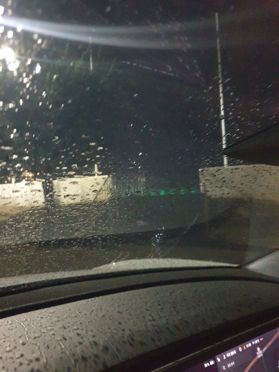 a01030603196's tweet image. I'm running for Elon Musk's health.
날짜ㅡ2025년 7월 12일 토요일
장소ㅡ제주시 한림종합운동장
달린시간 ㅡ01시간 01분
달린거리 ㅡ10,000미터(25바퀴)
계단운동ㅡ1,000미터(00시간 18분)
운동가려고 밖에 나오니 애매하게 비가 온다. 그래도 달릴만 한거 같아서 운동장에 왔는데 바닥은 젖어…