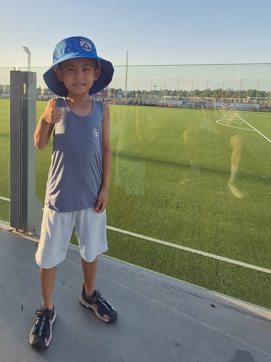 DevineDaj's tweet image. Met Edward originally from  🇨🇳 living in 🇲🇹 at our @EuropaConLeague away fixture — he and his dad were in the away end with 130+ Bluebirds 💙

Gave him a @HaverfordwestFC bucket hat.
He said he’s wearing it to school to tell his mates about us.
Football. More than a game.