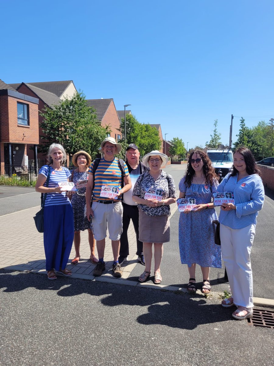 SamanthaDixonMP's tweet image. Great to be out enjoying the sunshine and talking to residents in #Blacon along with local @UKLabour councillors and @cwaclabour campaigners. Whatever the weather, it's always a pleasure!