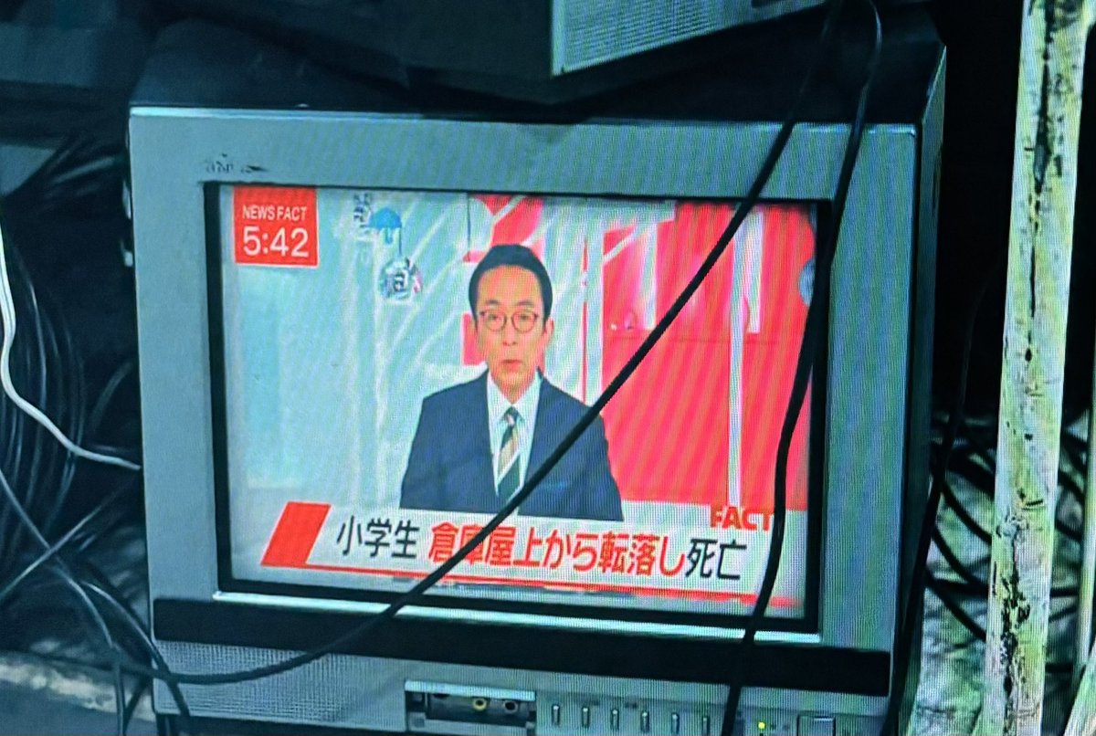 ginchu_main's tweet image. 最初の爆破時に妖が用意したモニターに一瞬流れたニュース映像

・刺された20代の男女
・消防車にはねられた記者
・リゾートホテルの女性死亡
・倉庫屋上から転落した小学生

が気になる、妖の正体と動機に直接つながる可能性ありそう🤔
 #放送局占拠