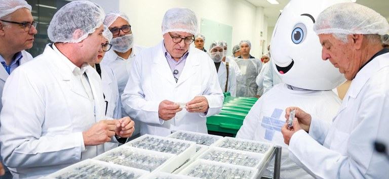 SAÚDE | Após 20 anos, Brasil volta a produzir insulina.

Primeiro lote foi entregue ontem (11/7) ao <a href="/minsaude/">Ministério da Saúde 🩵</a>. Serão 45 milhões de doses por ano.

Leia na Agência Gov: tinyurl.com/yumjuwzk.

📷Walterson Rosa/MS