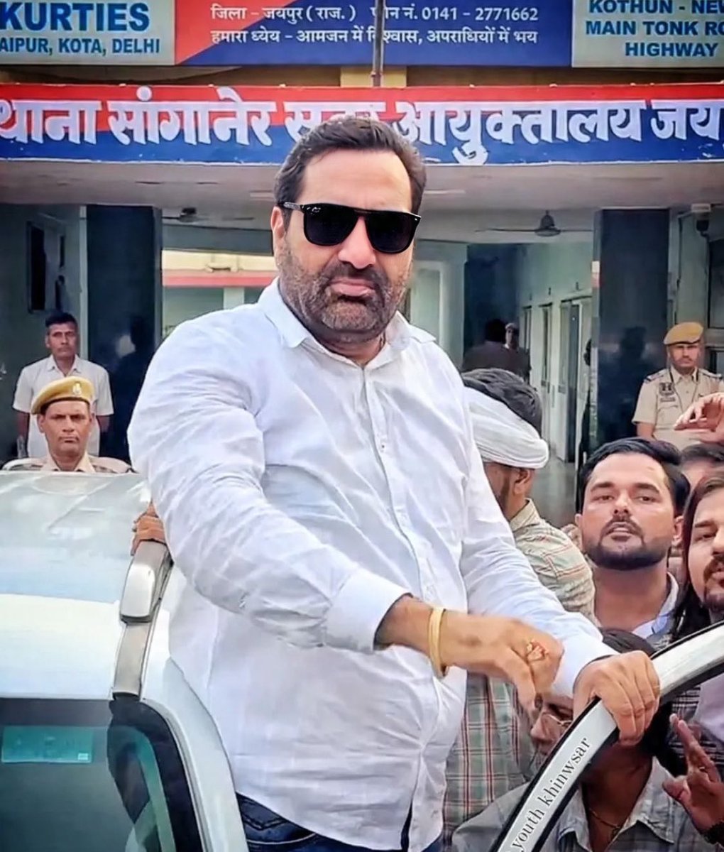 ParbhuramBeni11's tweet photo. अगर हमसे टकराओगे तो रेल दिया जाएगा....!
@hanumanbeniwal 
#माफिया_संरक्षक_भाजपा https://t.co/YvbLLPKeAj