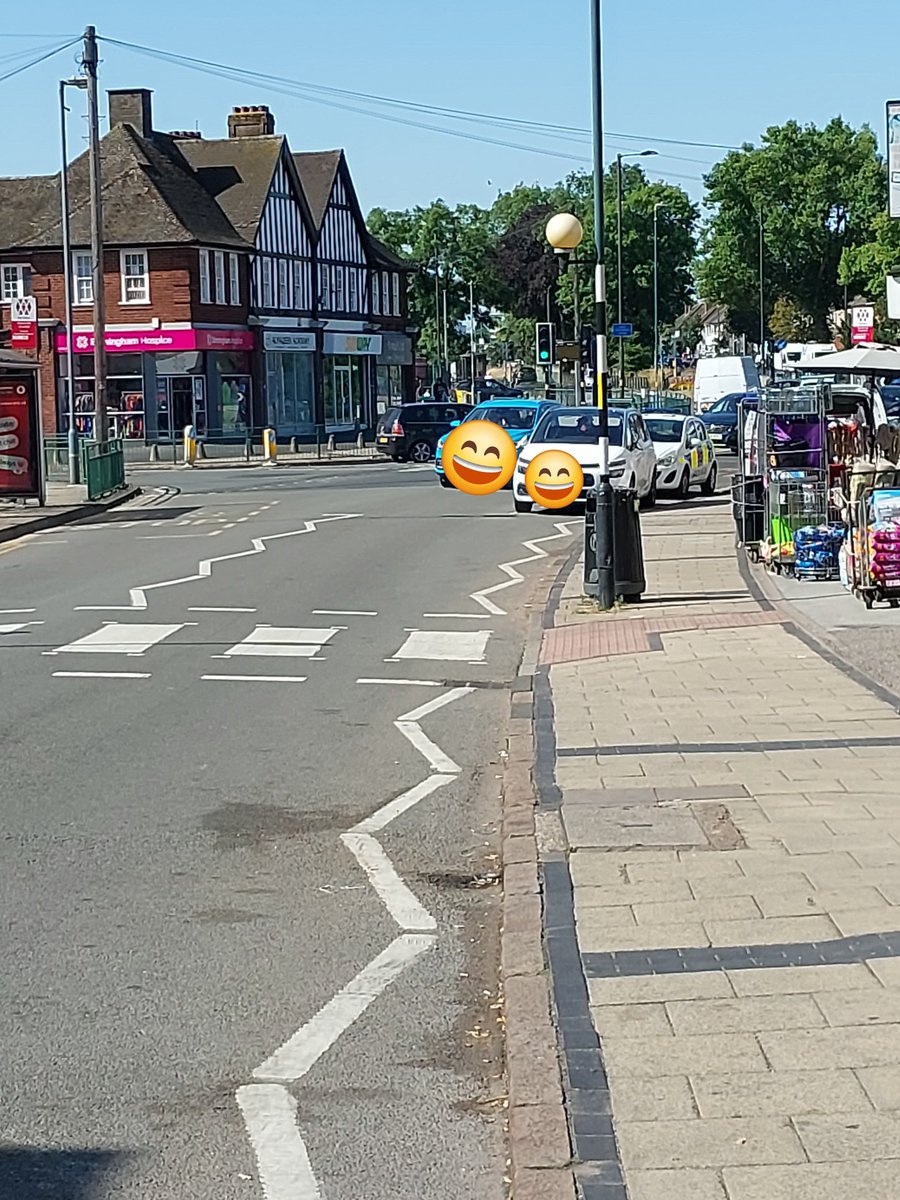 StechfordWMP's tweet image. PCSO K. Walters of Stechford and Yardley North Neighbourhood Team has today been patrolling Church Road Yardley at the Yew Tree, regarding motorists parking on the Zig Zags ( tickets at the ready ) but my presence sure made a difference.
A fine & 3 points If caught on them