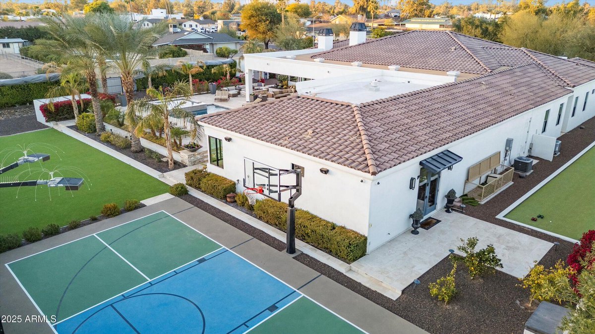 From pickleball courts to designer closets… this Paradise Valley stunner has it all! 🤩 6 beds, 6.5 baths, chef’s kitchen, resort-style backyard, &amp; more.

Listed by Yvonne Cahill, HomeSmart Elite
📍 Details: bit.ly/3U2wlHQ

#LuxuryListing #HomeSmart