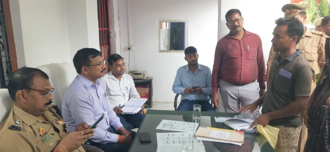 सम्पूर्ण थाना समाधान दिवस के अवसर पर थाना कुठौंद  में पुलिस अधीक्षक के साथ संयुक्त रूप से प्राप्त जनशिकायतों यथा भूमि विवाद, घरेलू हिंसा,रास्ता चकरोड निर्माण में अवरोध  सहित कई  जन समस्याओं को गम्भीरता से सुना गया एवं मौके पर निस्तारण भी कराया गया ।जनपद के समस्त थाना समाधान दिवस