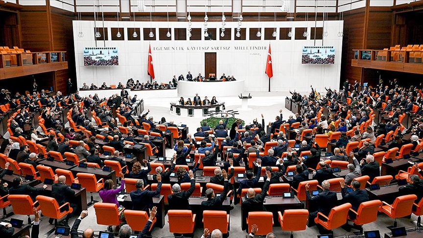 Meclis kürsüsüne çıkıp birbirine atıp tutan, hakaret eden vekillerin, daha sonra meclis lokantasında karşılıklı güle oynaya yemek yediğini görseydiniz, tanıdıklarınızla siyasî tartışmalara asla girmezdiniz.

Muhsin Yazıcıoğlu (1954-2009)