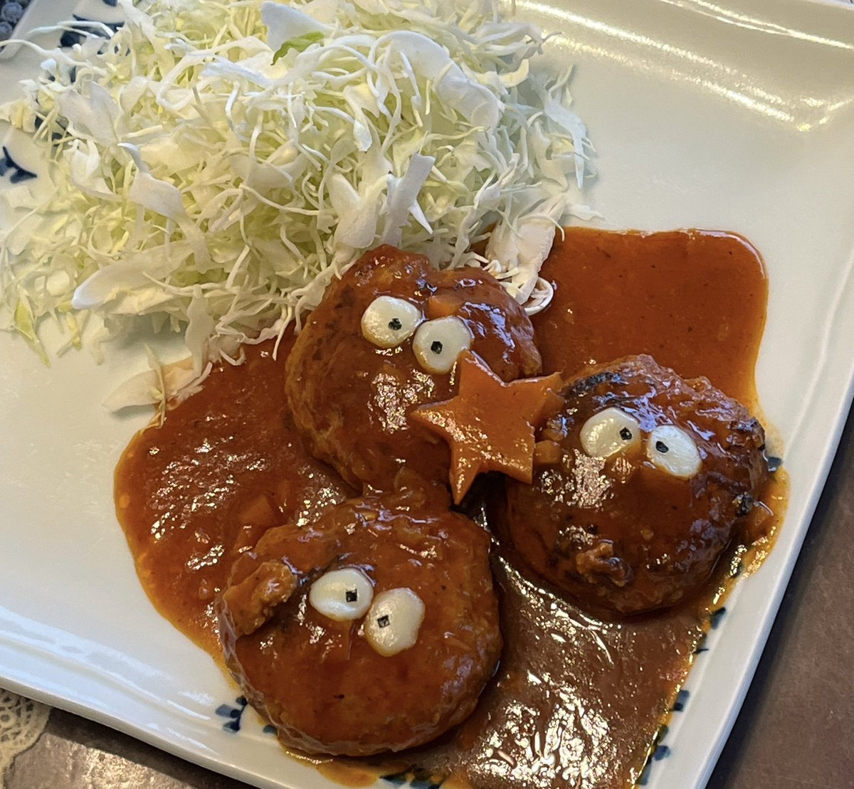 かごめが出してたレシピ真似して作った物
公式はお化けモチーフらしいけど、私のは形が歪になっちゃってどちらかというと真っ黒くろ助…