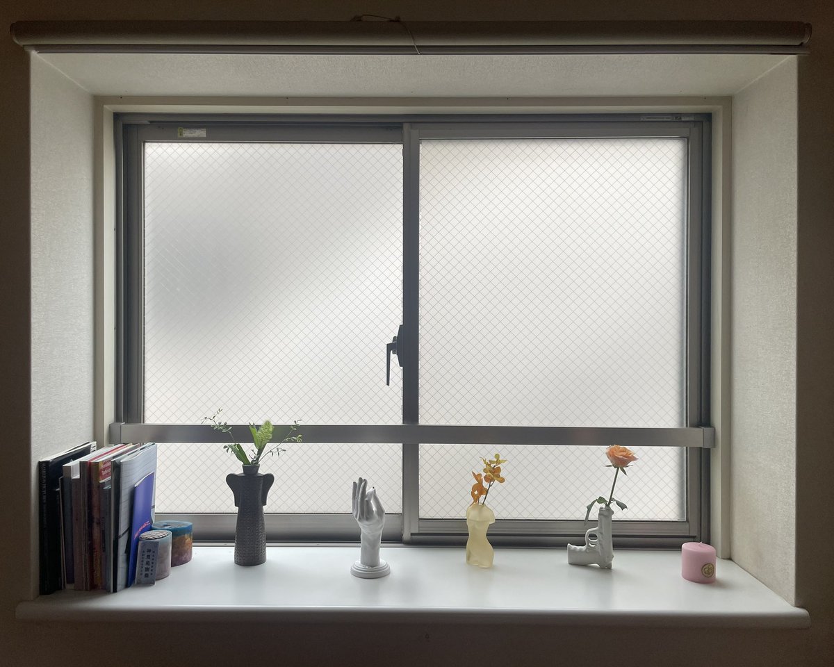 kosame_sun's tweet image. 菊地成孔さんのインセンスホルダーは意外とどんな物とも相性が良いので部屋のインテリアとしてもお気に入り。お迎えしてからこの空間が俄然愛おしくなりました。今日は模様替えを🌷