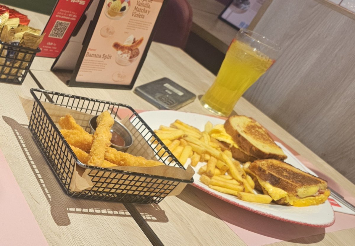 charmisotronic's tweet photo. Cada vez que voy a @VIPS me dan ganas de comer toda la carta. Pero esta vez fueron fingers con salsa barbacoa, sándwich Fundy O'Clock y sándwich de calamares con salsa alioli. De postre, una copa de tres chocolates 🍫 🤤🤤🤤 #teamvips #Foodie #gildalovers https://t.co/gpBDCkmVyu