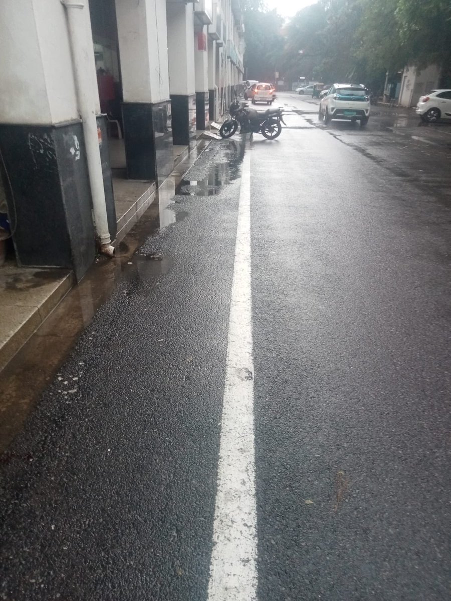 Even during rains, Jor Bagh Market remains neat, clean &amp; litter-free! 🌧️🧹
With shops on one side and parking on the other, the market stays spotless—thanks to the strong impact of Siti Bajao, Littering Hatao Abhiyan.
A true example of public discipline! 👏
#NDMC #RokoTokoAbhiyan