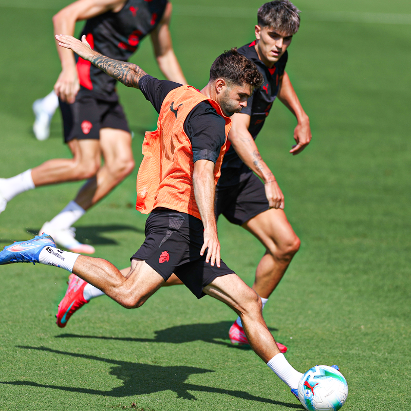 acmilan's tweet photo. Putting in the work 💪