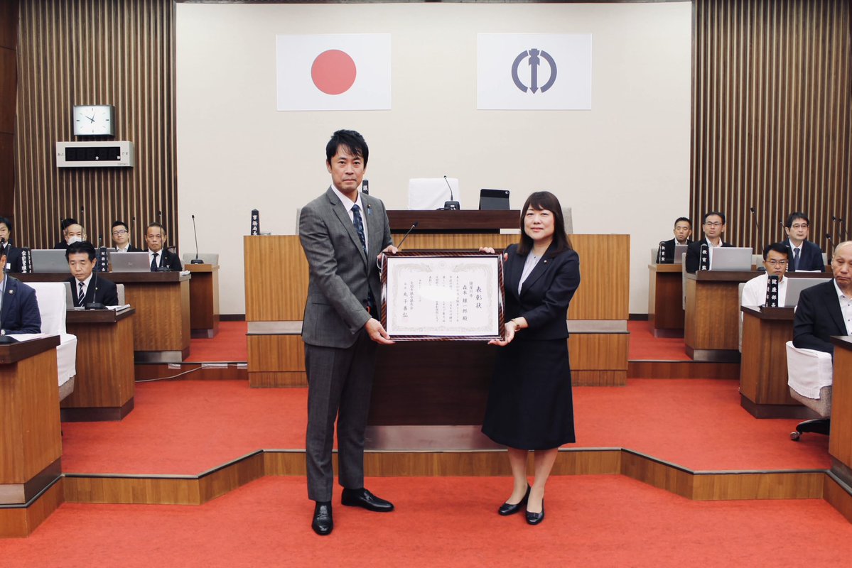 morimotoyu1roh's tweet image. 今週 #寝屋川市議会 6月定例会が閉会。議会初日には #議員10年表彰 を受けました。
振り返れば様々な政策提案・提言、事業立案、業務に関する助言などを行なってきました。
議員になって初めて発行した #森本雄一郎NEWS 第1号を見ながら、振り返りをしています。

#森本雄一郎
#寝屋川市議会議員