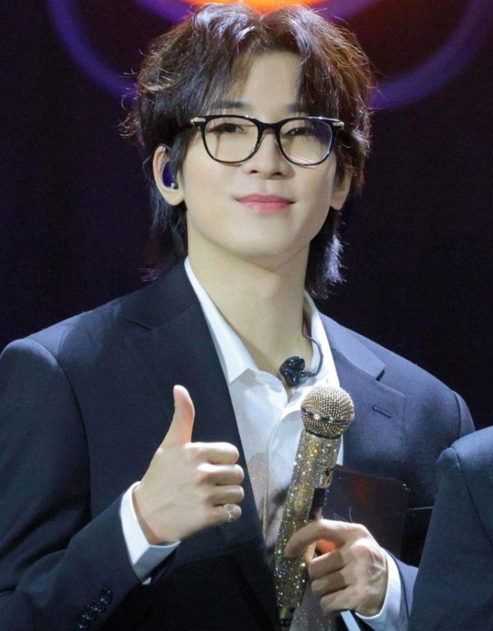 wonwoouh's tweet photo. @dunjin Melangkah maju, ia tersenyum simpul, senyum kecil yang berusaha menutupi gugup dan getir di ujung bibir. Tangannya meraih mikrofon di hadapannya, jemarinya sedikit gemetar. “Halo,” suaranya pecah pelan. https://t.co/fTEYxHhMu2