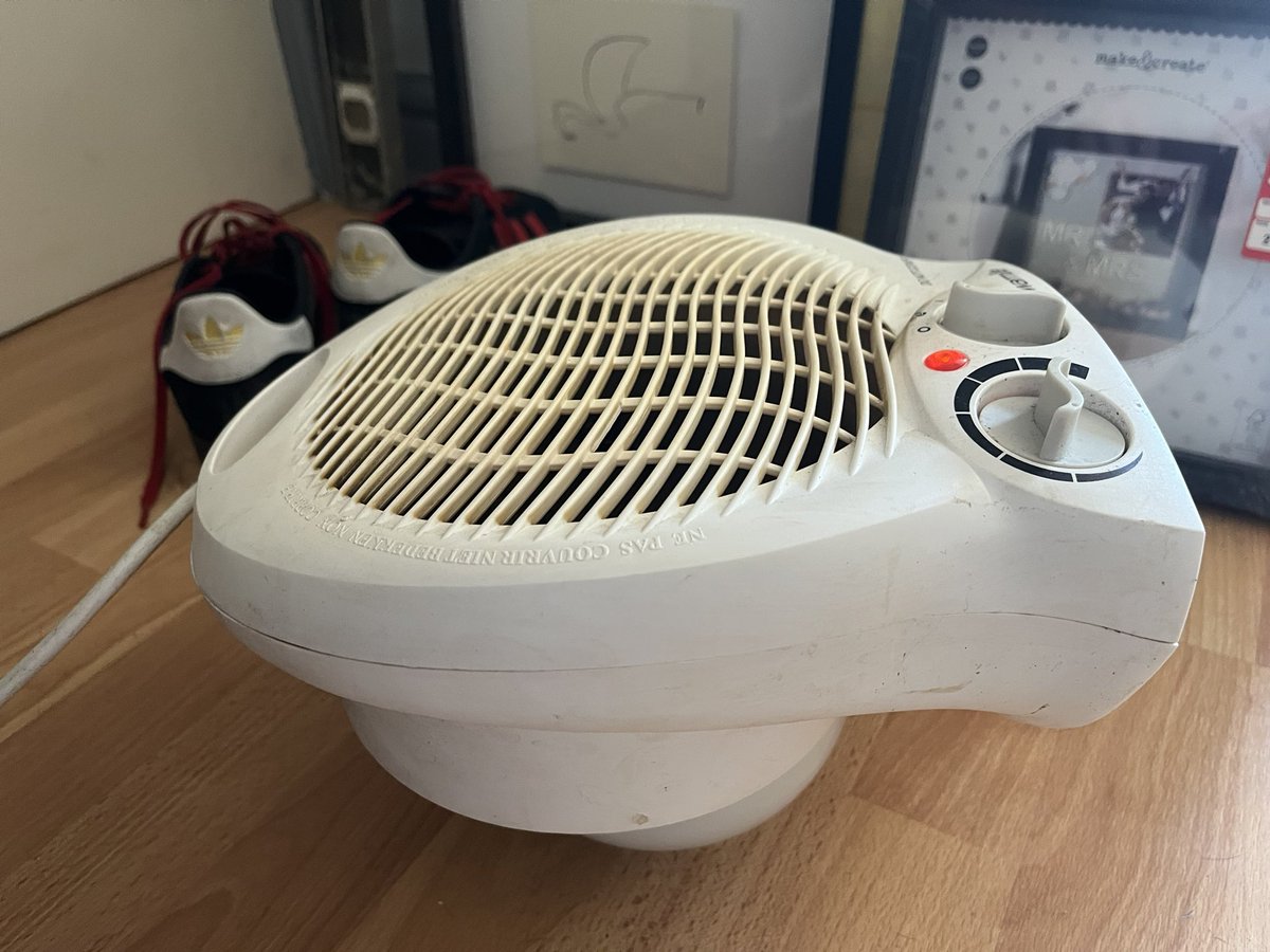 digitalplantpot's tweet image. I was surprised my bowl of frozen peas underneath the inhalation part of the fan would work so well, but it has!!
I ‘scienced’ the shit out of the warm air problem 😂😂