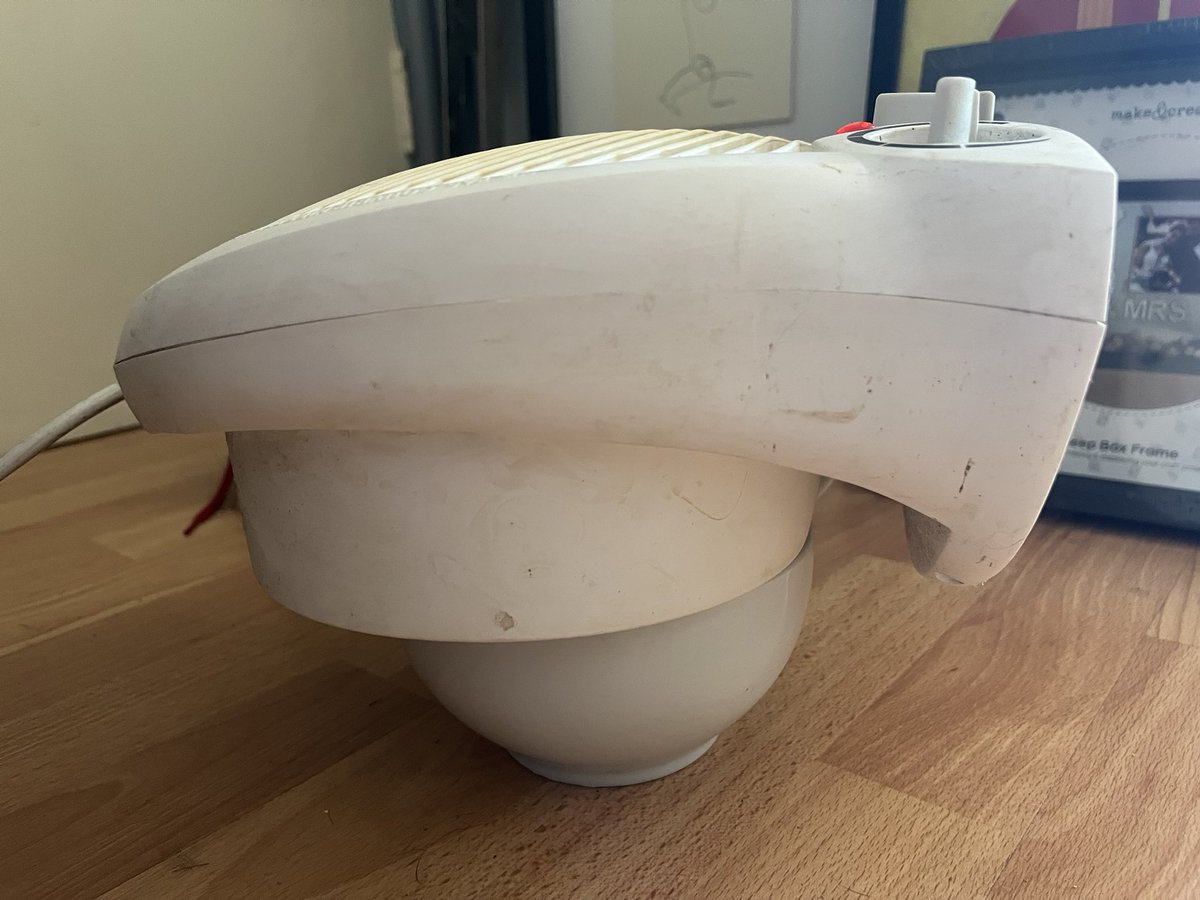 digitalplantpot's tweet image. I was surprised my bowl of frozen peas underneath the inhalation part of the fan would work so well, but it has!!
I ‘scienced’ the shit out of the warm air problem 😂😂