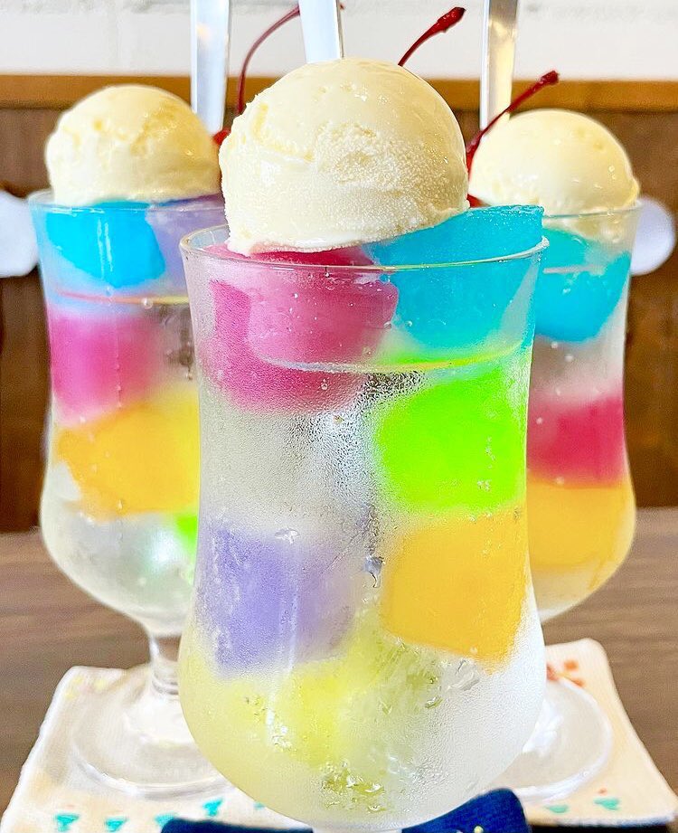 愛知県岡崎市にあるお店「いろどり珈琲」の、透明なラムネの中にカラフルなゼリーを凍らせたものを入れ色鮮やかな「いろどりクリームソーダ」￼✨

11時からの発売となっています！