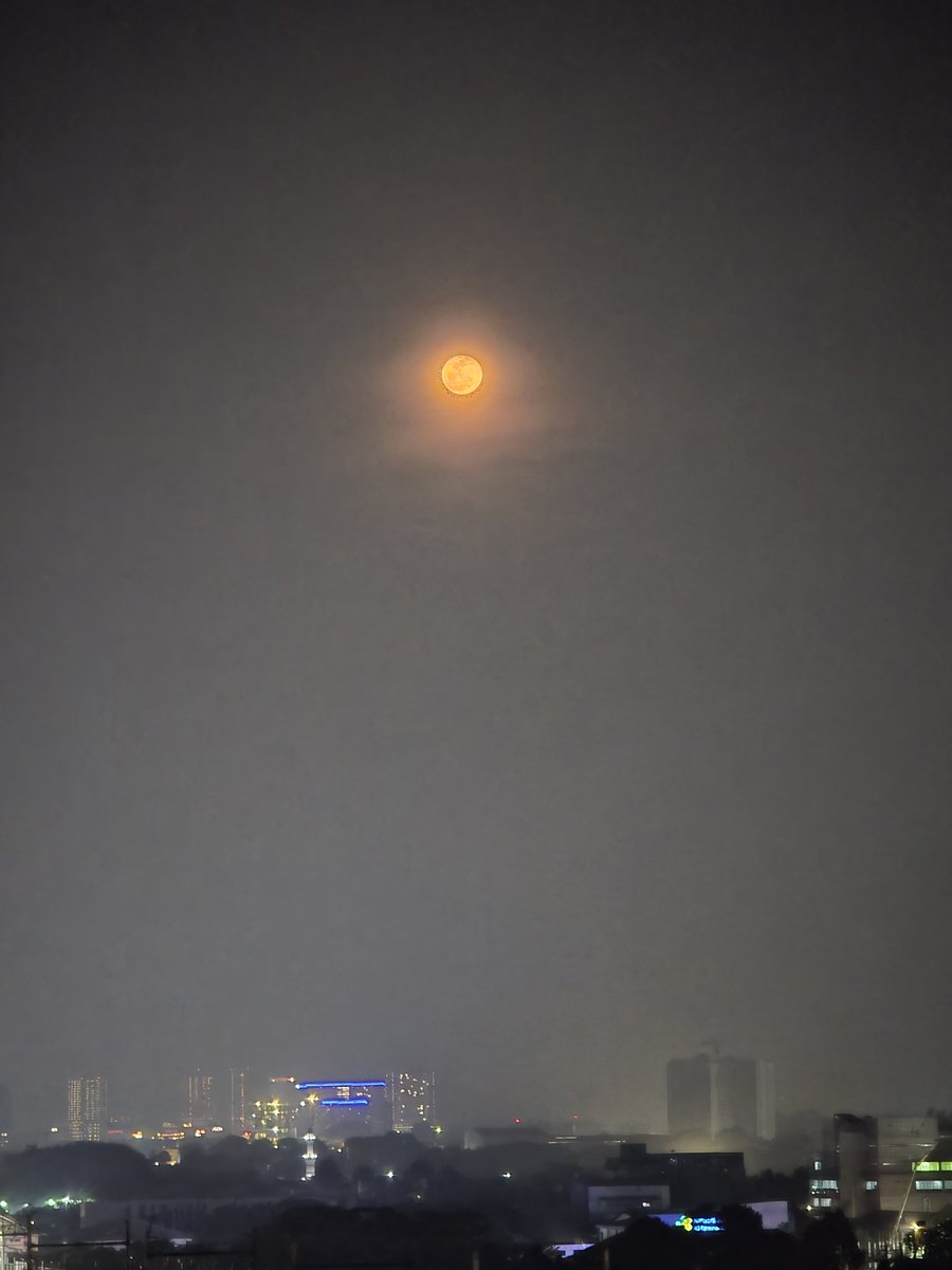 Daryawan777's tweet photo. Mr Moon looks awesome tonight. Like a big pizza pie^^ https://t.co/XH5RcPSSfm