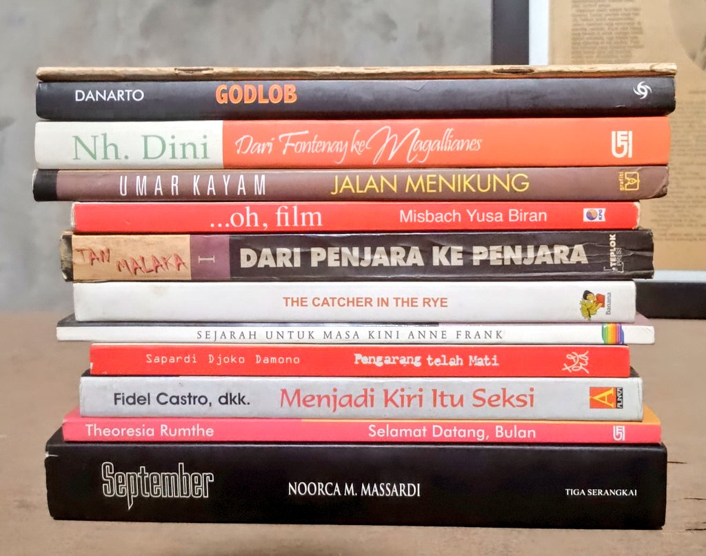 Sebuah usaha pedagang buku kecil2an untuk terus berniaga, silahkan setumpuk buku ini dijual di malam minggu ini.