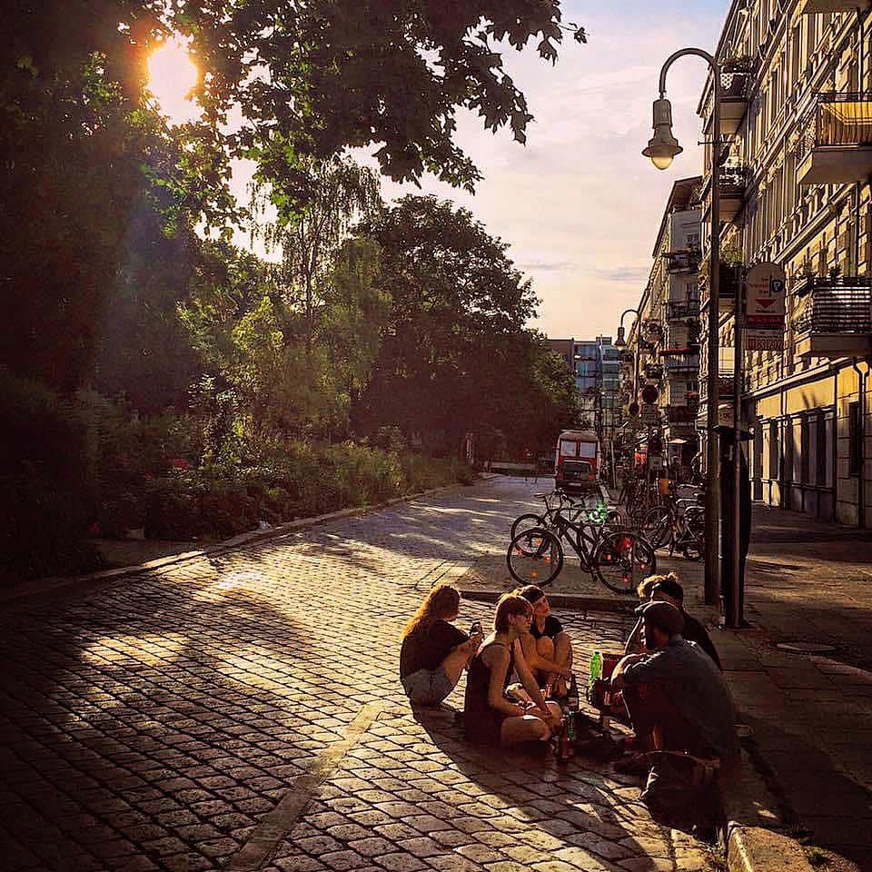 A reminder that sunnier days will be here again soon…

Photo taken at Helmholtzplatz in Prenzlauer Berg. 

Our article on this storied square here: slowtravelberlin.com/on-the-helmhol…