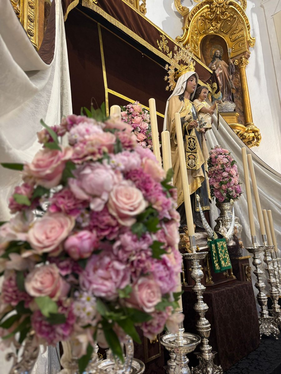 ⚓ Nuestra Madre del Carmen aguarda el inicio de los triduos en su honor con un exorno floral compuesto por Astroemerias, peonías, rosas, clavel antigua y aster.
