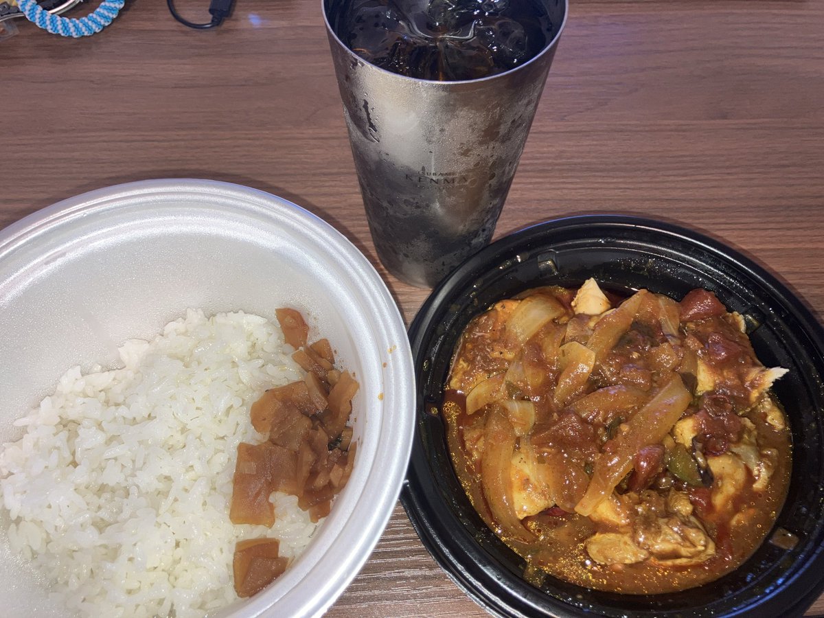 まだお腹に余裕あったので、松屋でテイクアウト、期間限定のデビルチキン。
店内では食べる勇気ないが、部屋でゆっくりなら食べれるかと思い決めた。
受け取った時から匂いが凄い、帰って酒のあてに食べたがご飯が足りない。
単品では食べれない、、、辛旨いというのだろか。
#松屋 #デビルチキン