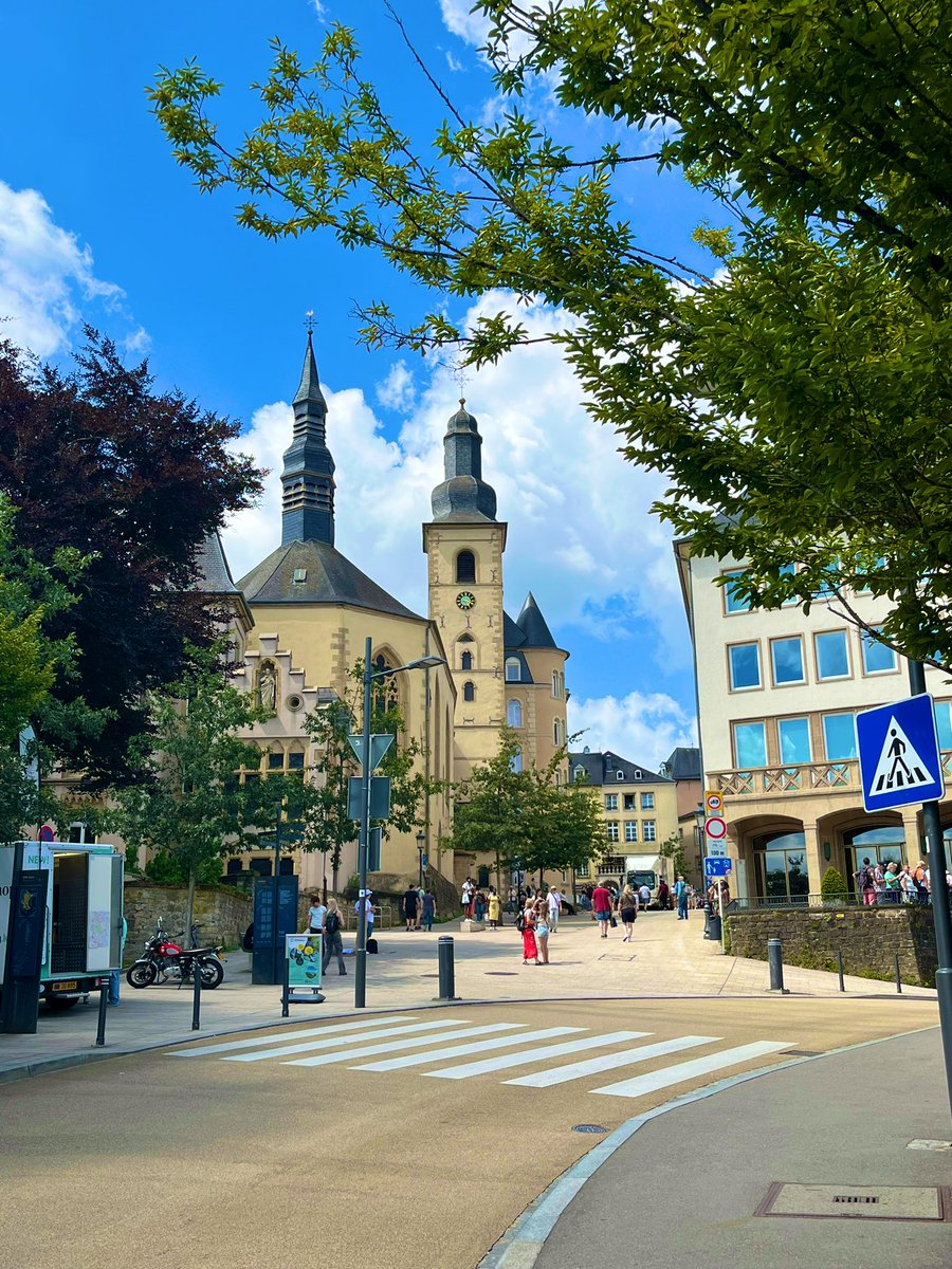 フランス、ベルギー、ドイツの三国に隣接する西ヨーロッパの小国、ルクセンブルク大公国。世界でも有数の裕福な国として知られています。
喧騒のパリを後にし、TGVでわずか約2時間。深い渓谷と豊かな緑に抱かれた、静謐で美しいこの国へと足を運びました。