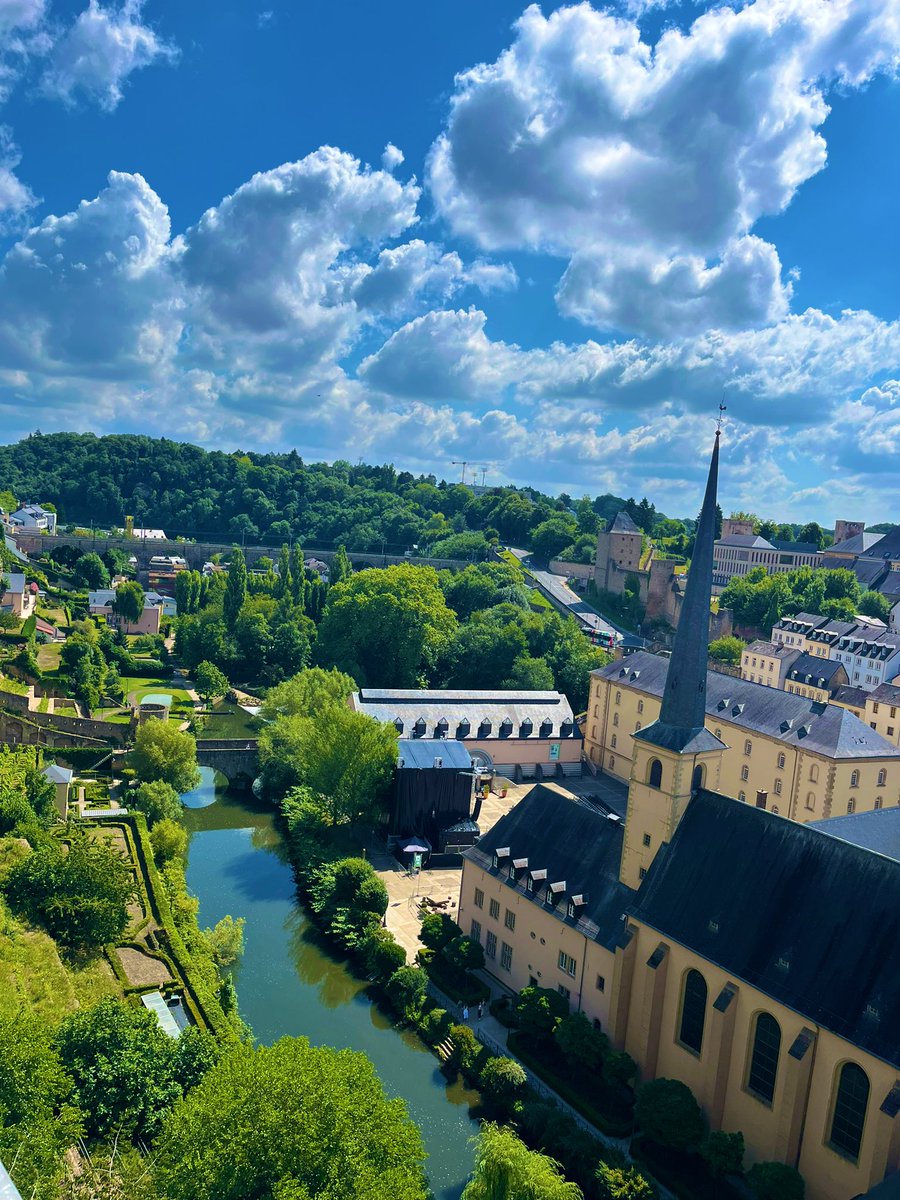 minniethx's tweet photo. フランス、ベルギー、ドイツの三国に隣接する西ヨーロッパの小国、ルクセンブルク大公国。世界でも有数の裕福な国として知られています。
喧騒のパリを後にし、TGVでわずか約2時間。深い渓谷と豊かな緑に抱かれた、静謐で美しいこの国へと足を運びました。 https://t.co/Yuf5j5XhPw