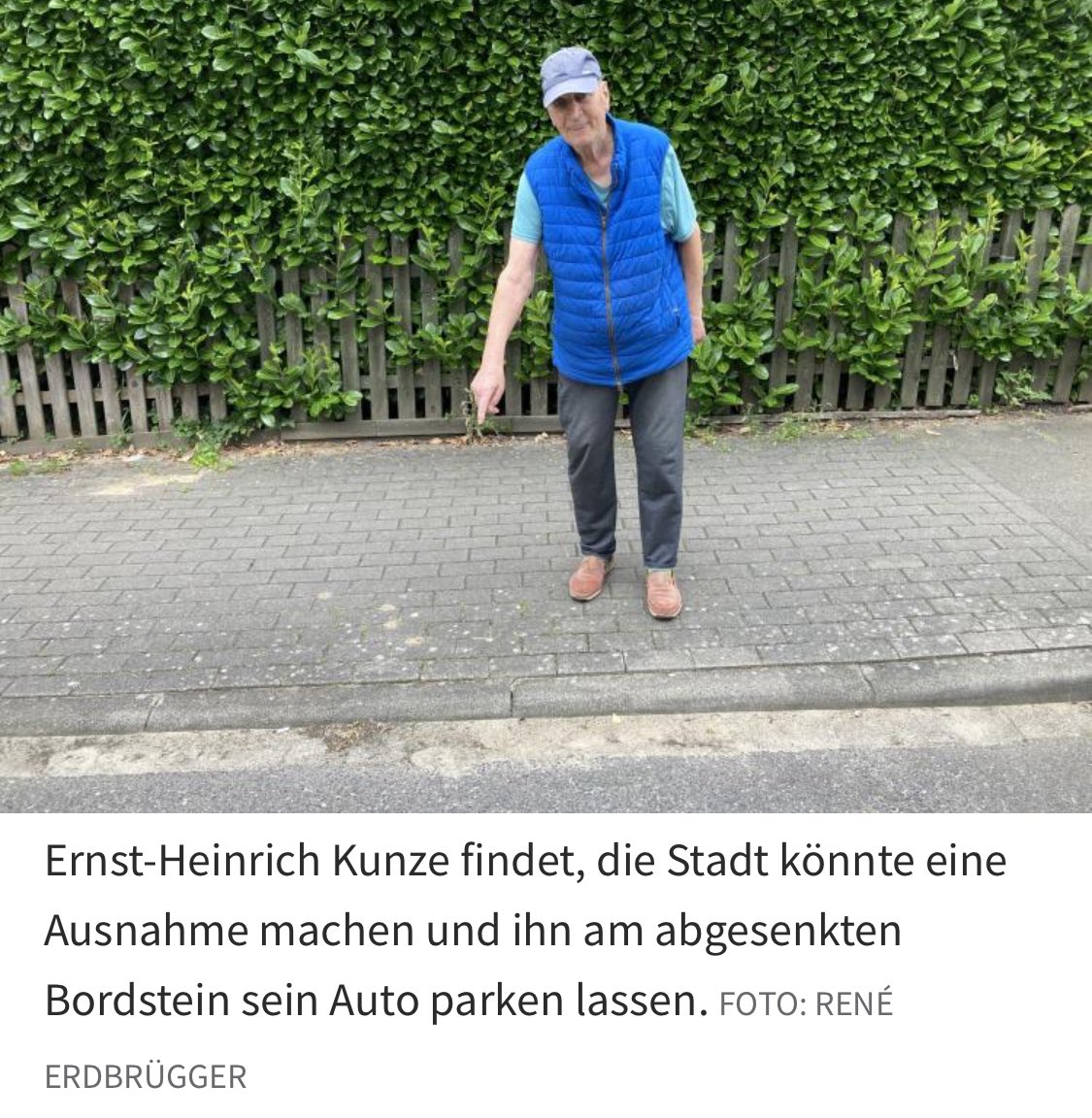 Rentner, die auf Dinge zeigen tweet media