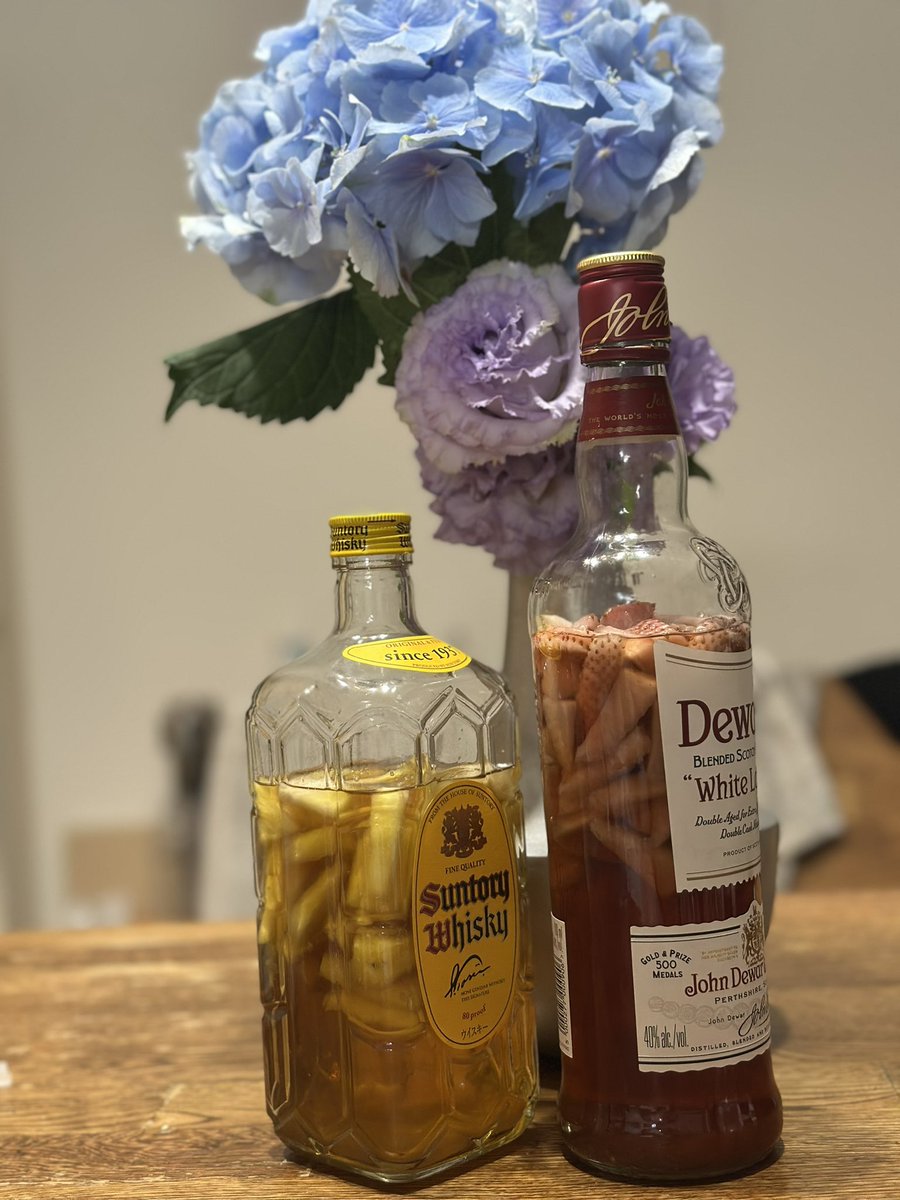 いちごとパイナップルのウイスキー。
最近自宅でウイスキーにフルーツ漬けて楽しんでる