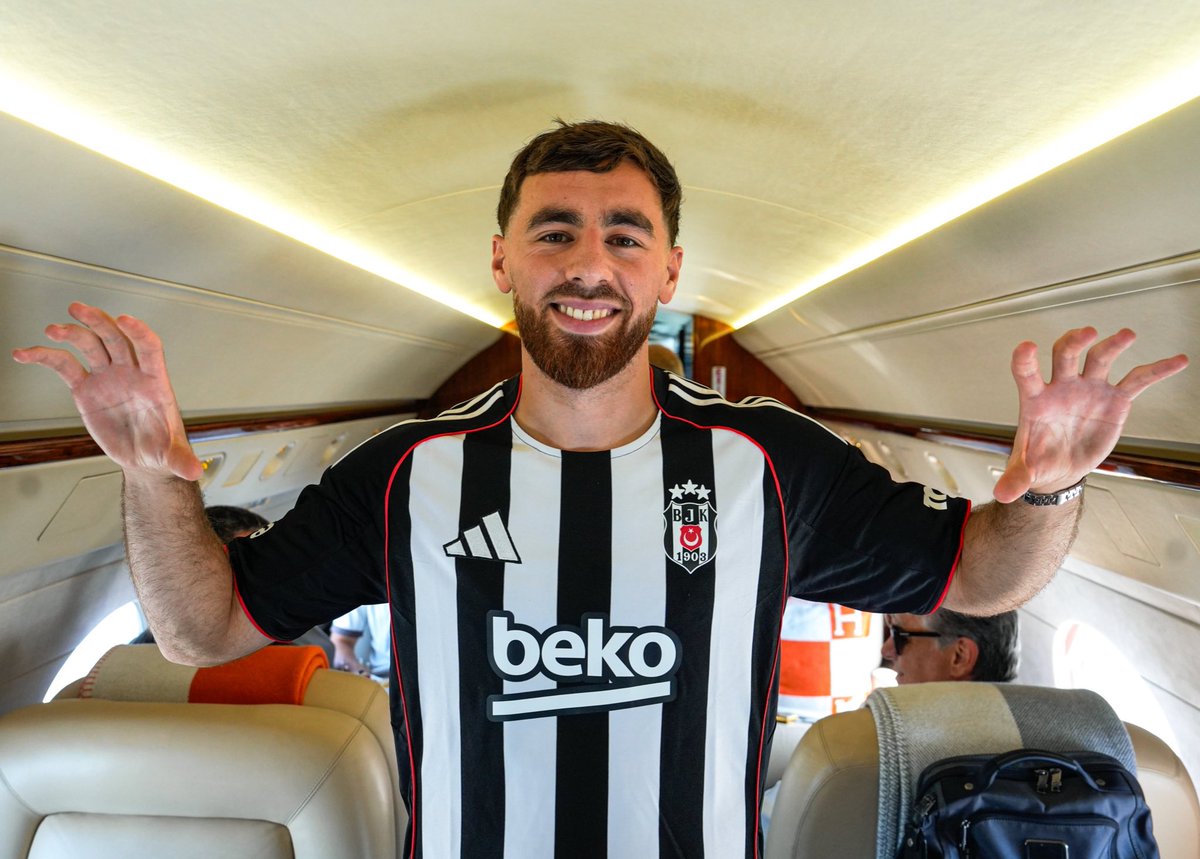Öyle küçük takımları değil ha; Liverpool, Manchester, İnter, Roma, Tottenham gibi kulüpleri reddedip geldi... Harbi JK'li.