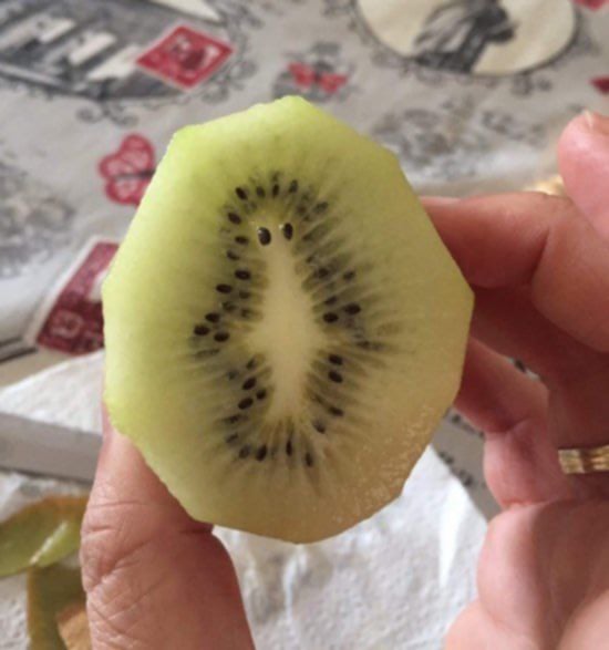 This Kiwi fruit is bringing love 🤣