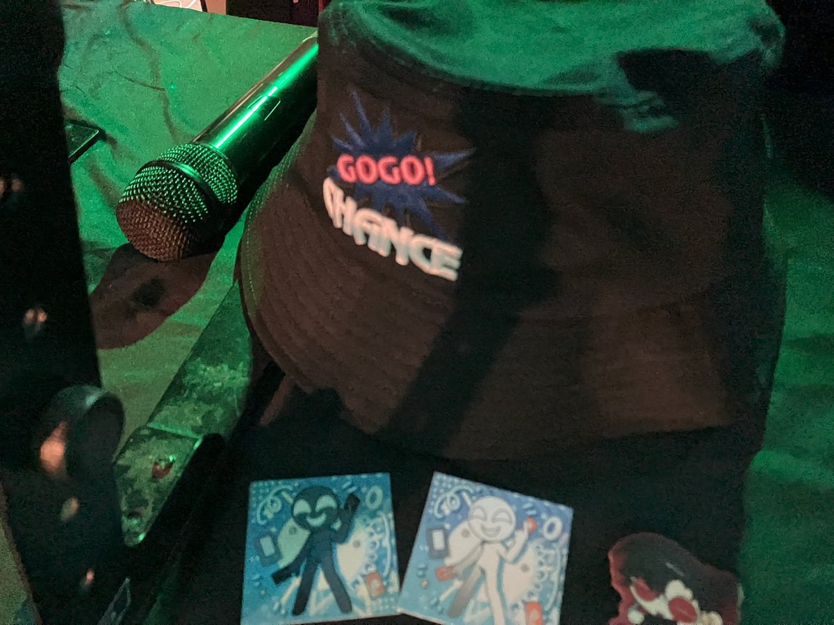 Axez18's tweet image. #ギリパ
バケハとステッカーの忘れ物あります！
持ち主の方いらっしゃいますでしょうか！