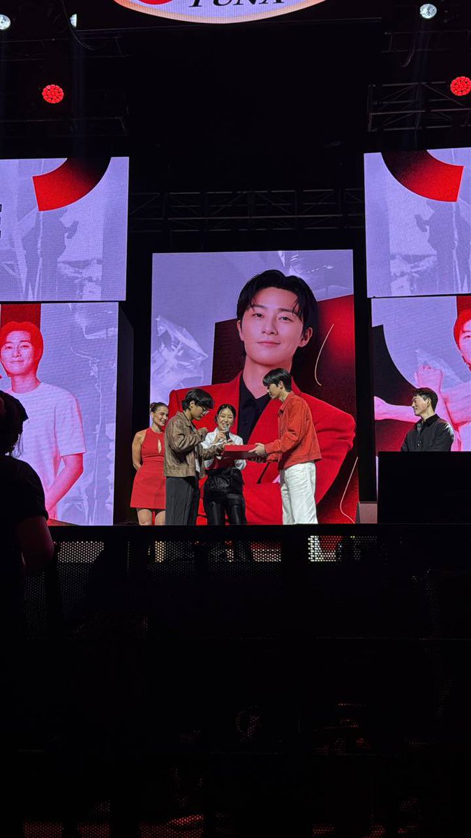 Our lucky raffle winners on stage with PSJ 🥰 #CenturyTunaOppa