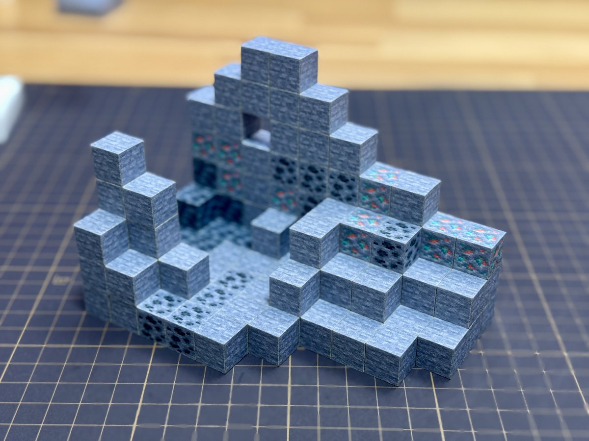 少し前から和紙を使うようになりました。
ザラついた触感がとても良い（拡大してみて）
ブロックの作り方も根本から見直し、立方体の精度も効率も大幅にアップ。
5年も作ってるとさすがに上達したなって思います。