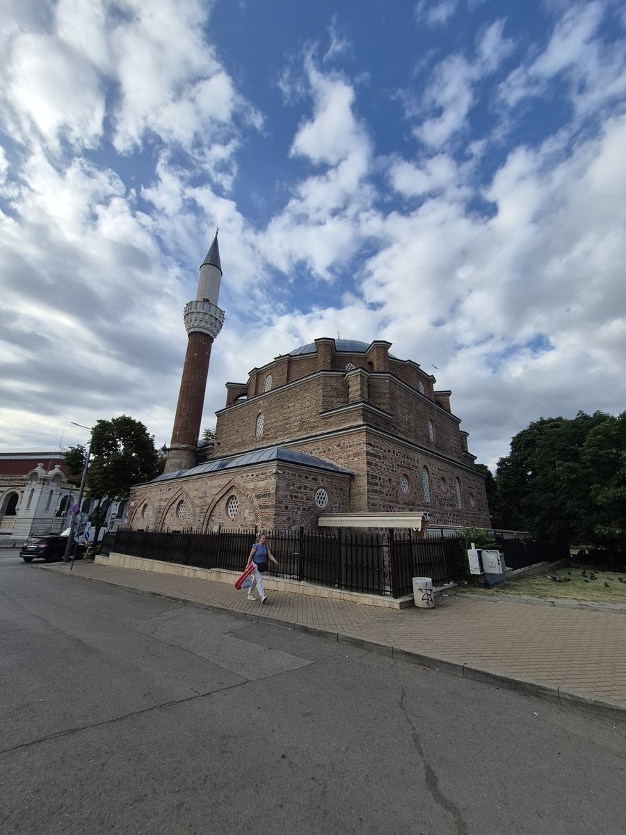 Banya Bashi, Sofya'nın merkezinde yer alan ve halen aktif olarak kullanılan tek camidir.Caminin hemen yanında Roma Serdica kalıntıları da ziyaret edilebilir. Banya Bashi Camii (Bulgarca: Баня Баши джамия)
