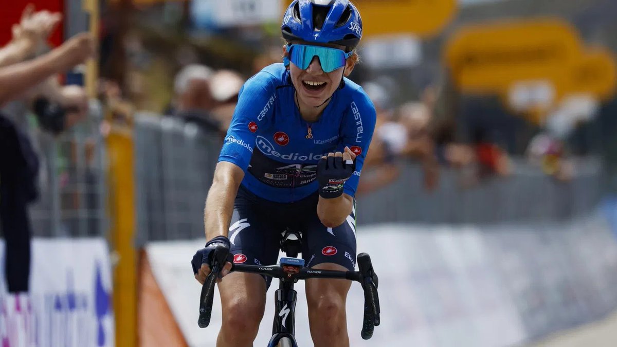 Stunning 🇦🇺 Gigante wins second 🇮🇹 #GirodItaliaWoman stage while 🇮🇹 Longo Borghini moves into pink! 🩷

Get the full stage report:
domestiquecycling.com/en/news/stunni…

📸: Cor Vos