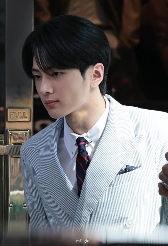 AboutMusicYT's tweet photo. ENHYPEN's Jay looks handsome for Ralph Lauren in London today. https://t.co/frOdk9QY9d