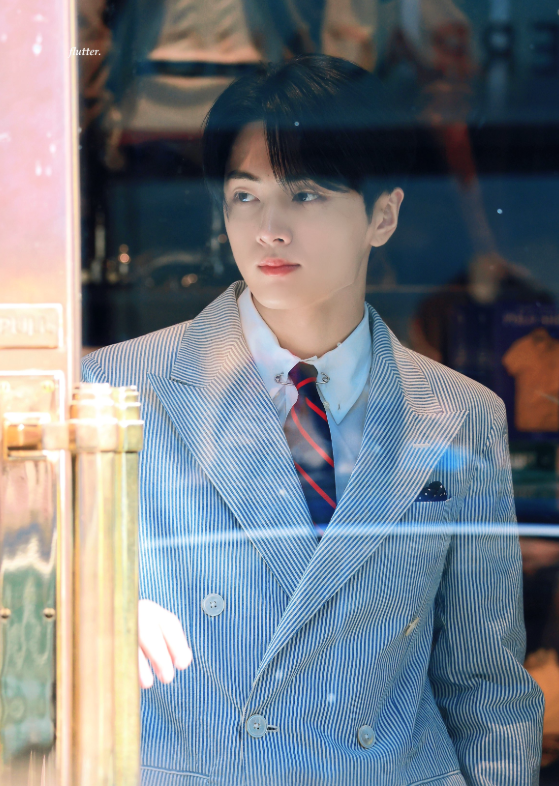 AboutMusicYT's tweet photo. ENHYPEN's Jay looks handsome for Ralph Lauren in London today. https://t.co/frOdk9QY9d